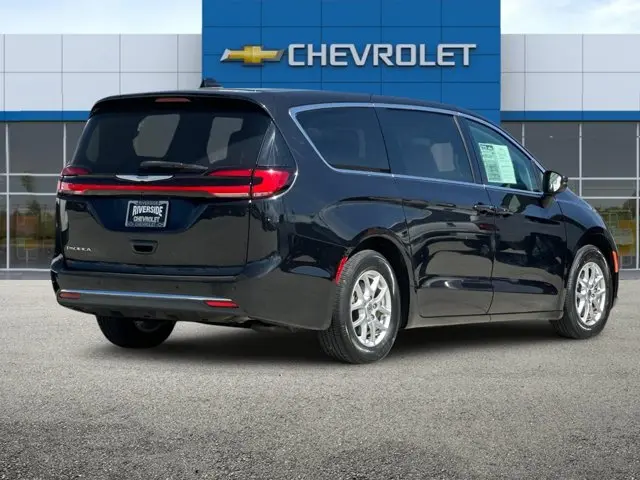 2023 Chrysler Pacifica Touring L photo 4
