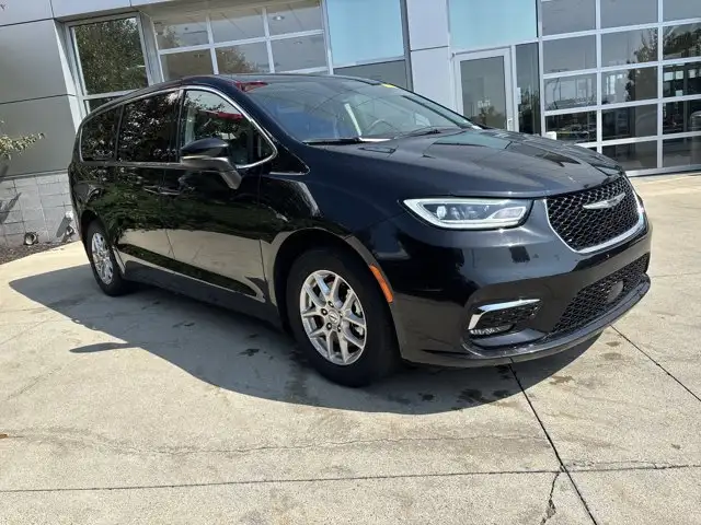 2023 Chrysler Pacifica Touring L's photo