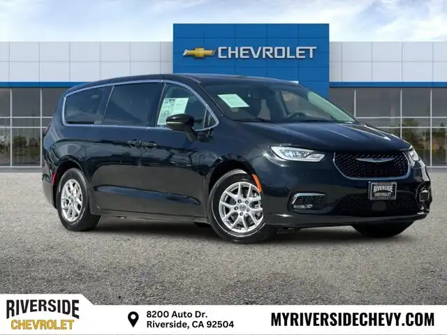 2023 Chrysler Pacifica Touring L's photo