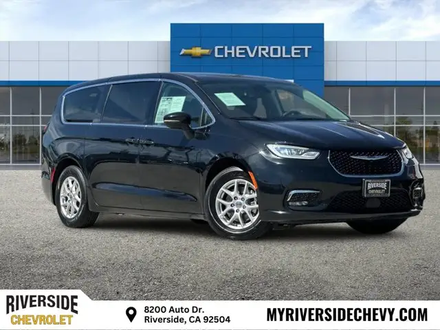 2023 Chrysler Pacifica Touring L photo 1