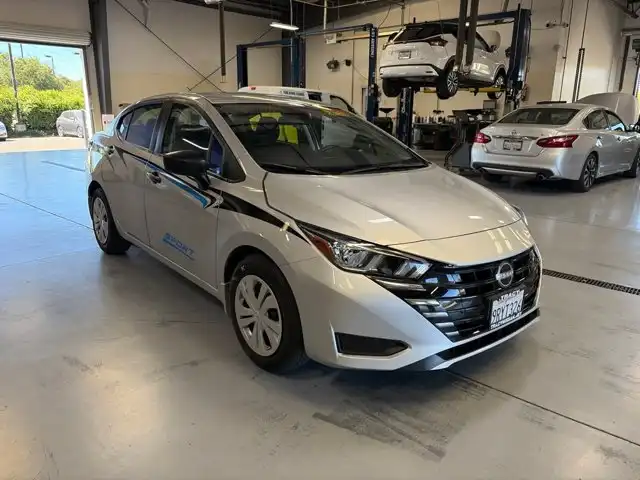 2024 Nissan Versa 1.6 S CVT's photo