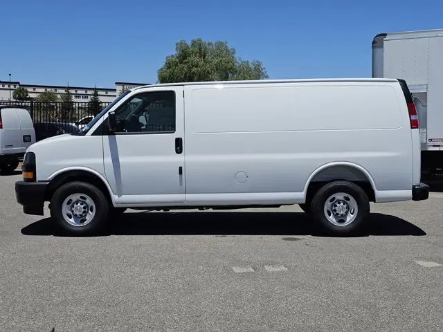 2025 Chevrolet Express 2500 Extended Work Van HD photo 4
