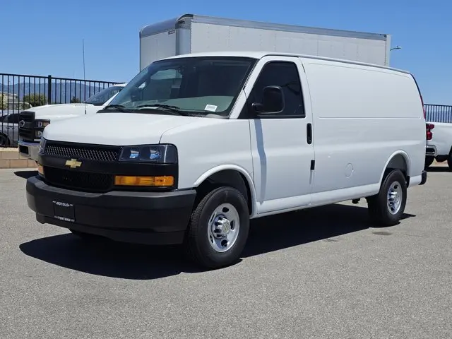 2025 Chevrolet Express 2500 Extended Work Van HD photo 3