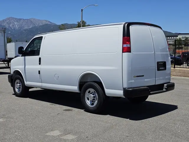 2025 Chevrolet Express 2500 Extended Work Van HD photo 5