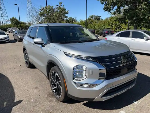 2024 Mitsubishi Outlander SE S-AWC's photo