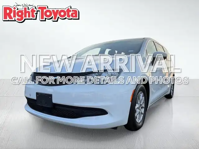 2023 Chrysler Voyager LX's photo