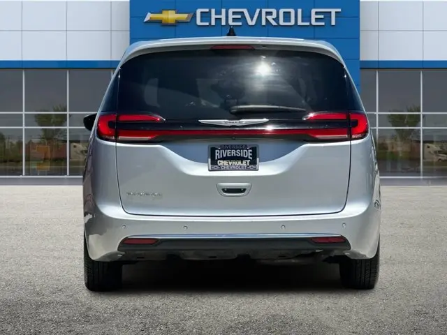 2023 Chrysler Pacifica Touring L photo 5