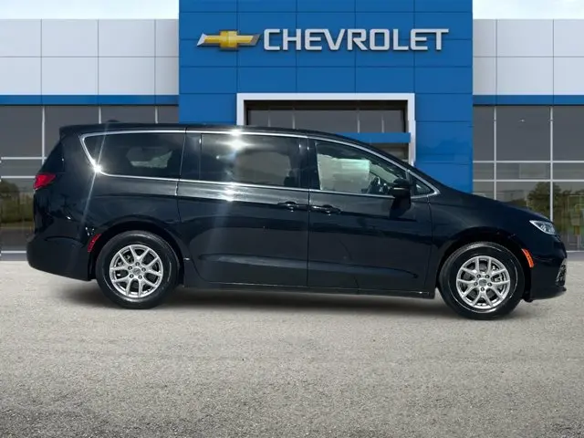 2023 Chrysler Pacifica Touring L photo 3