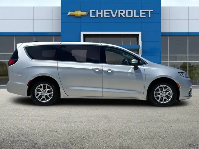 2023 Chrysler Pacifica Touring L photo 3