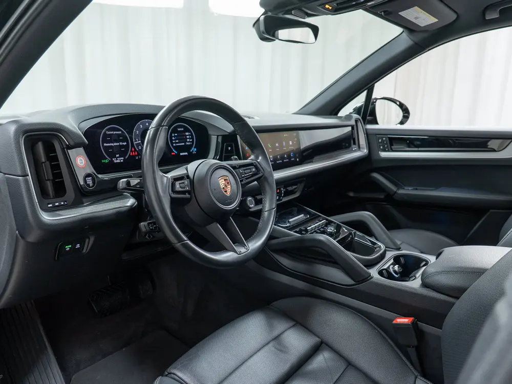 2025 Porsche Cayenne Base photo 4