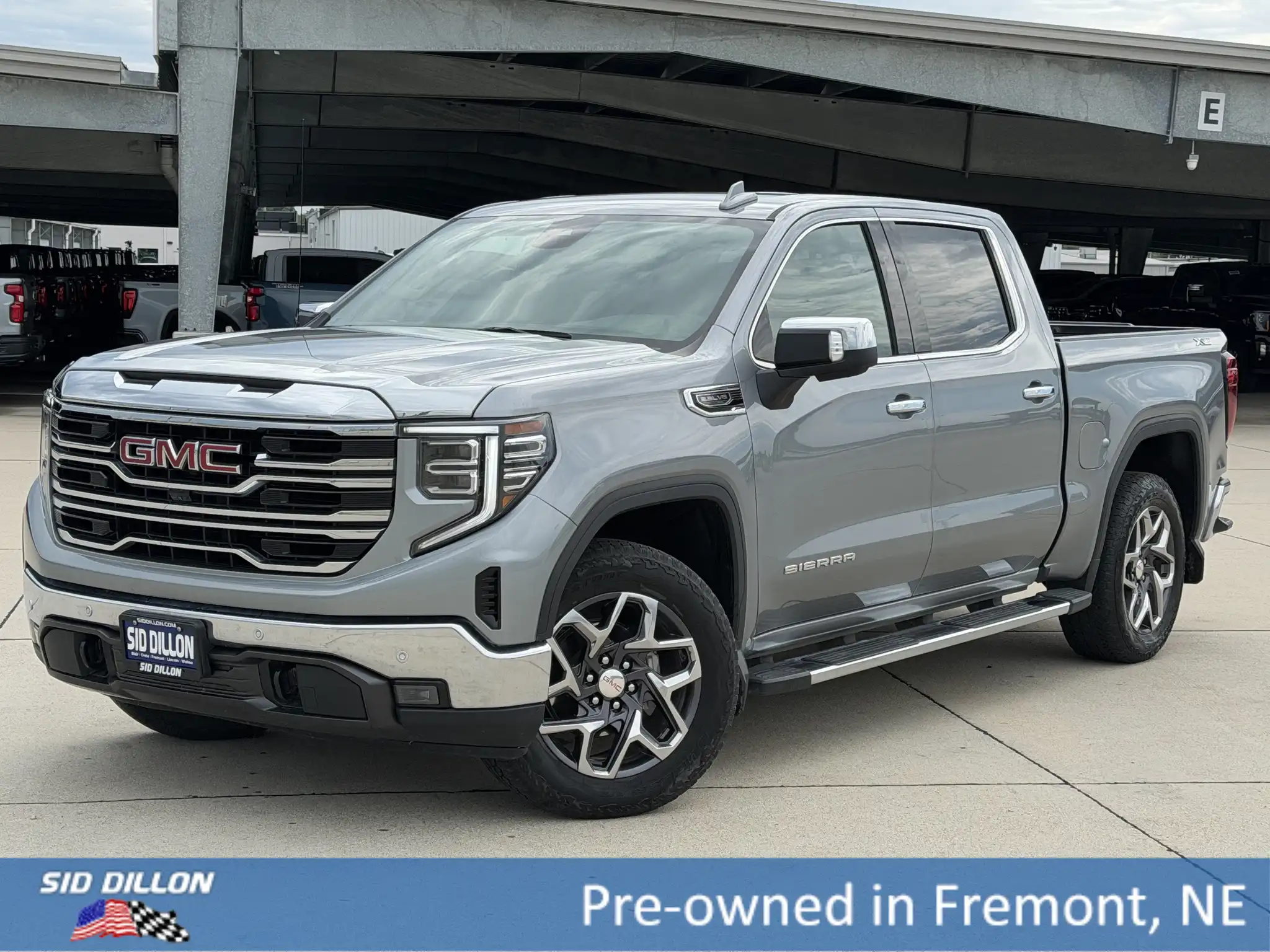 2025 GMC Sierra SLT 4WD Crew Cab Short Box's photo