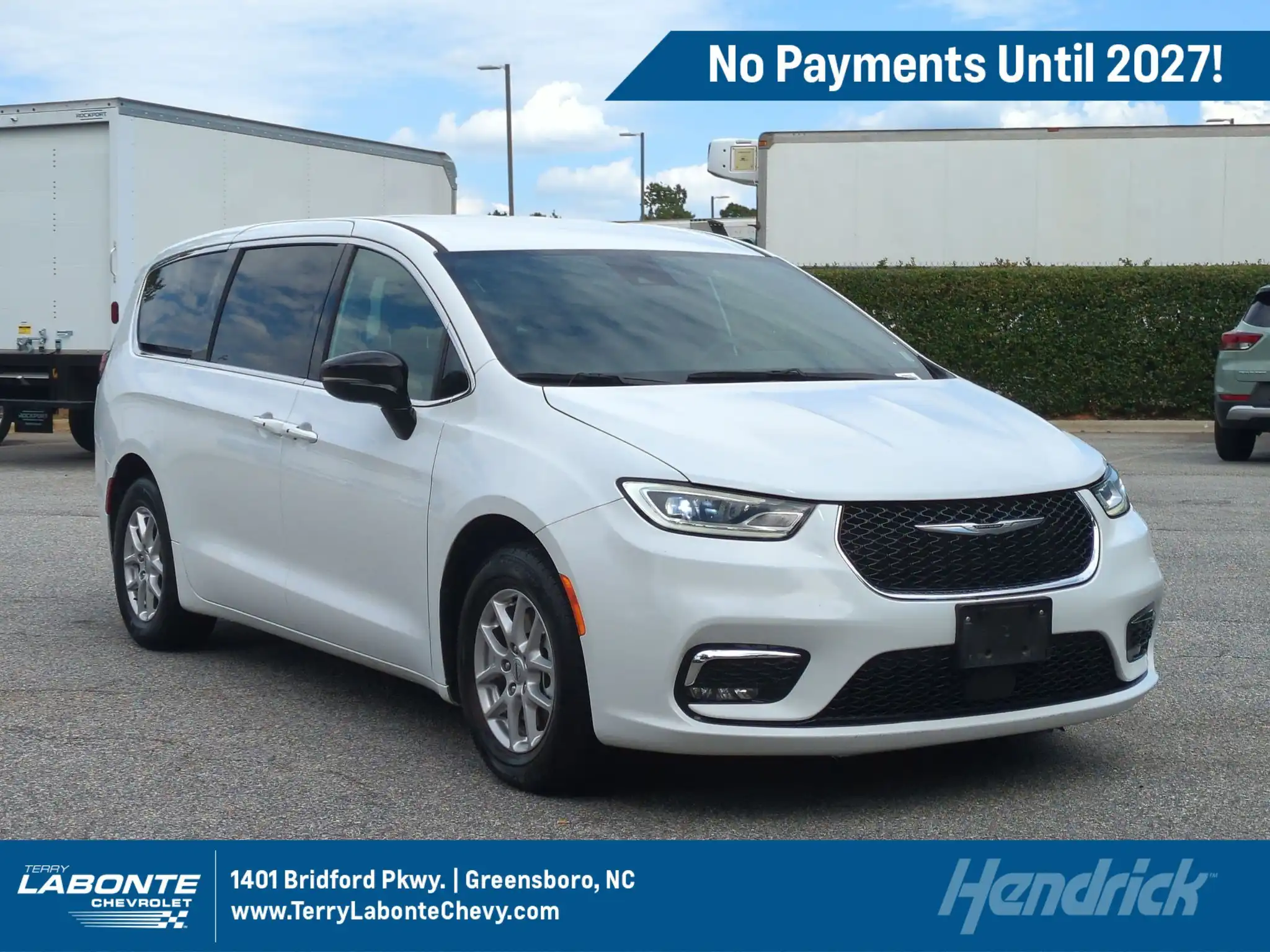 2025 Chrysler Pacifica Select's photo