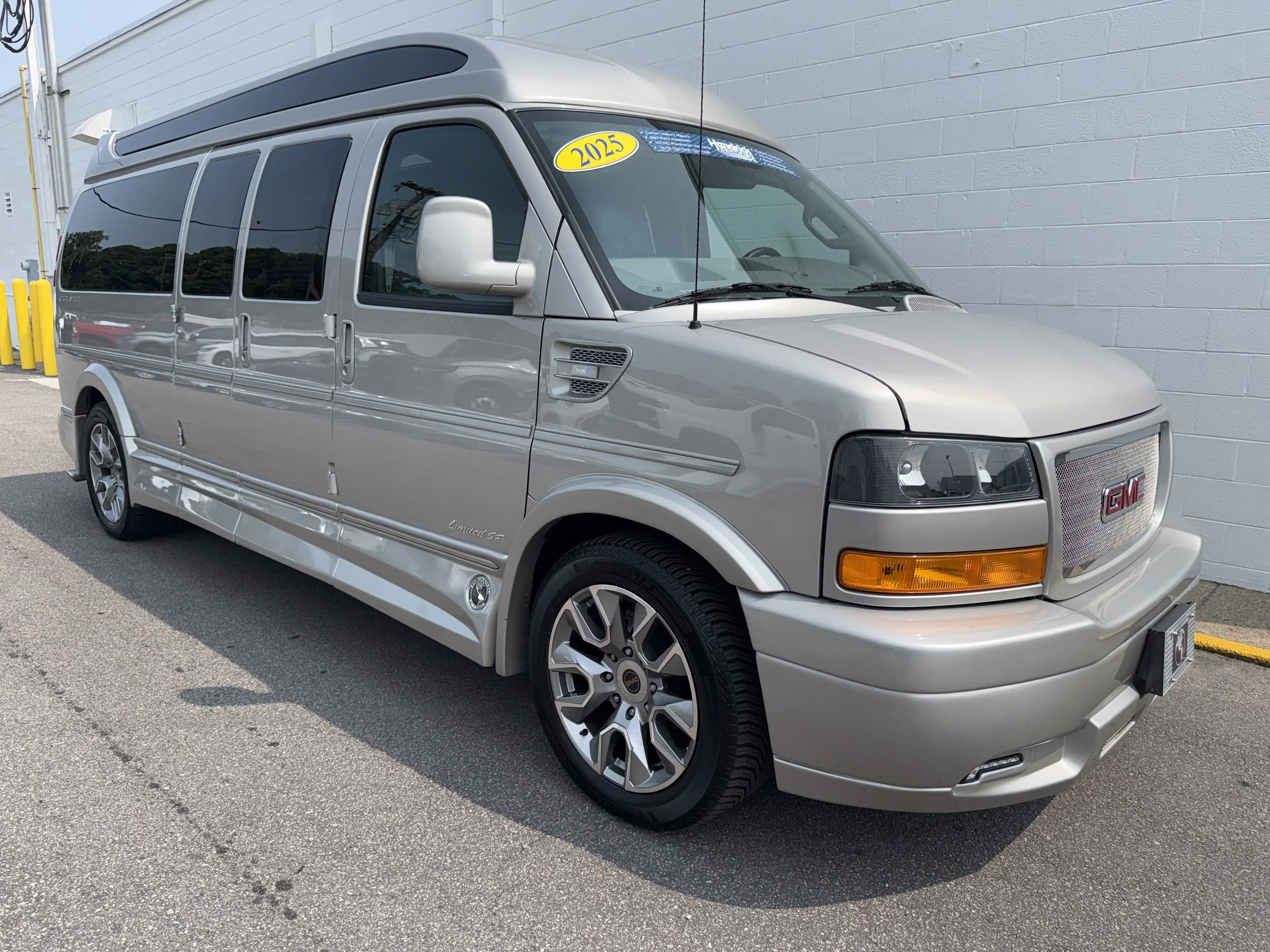 2025 GMC Savana 2500 Ext WB's photo