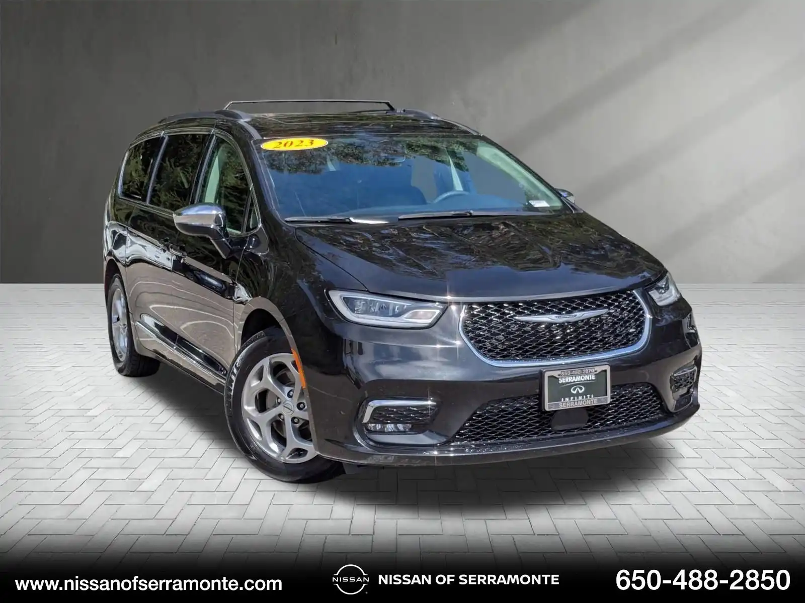 2023 Chrysler Pacifica Limited's photo