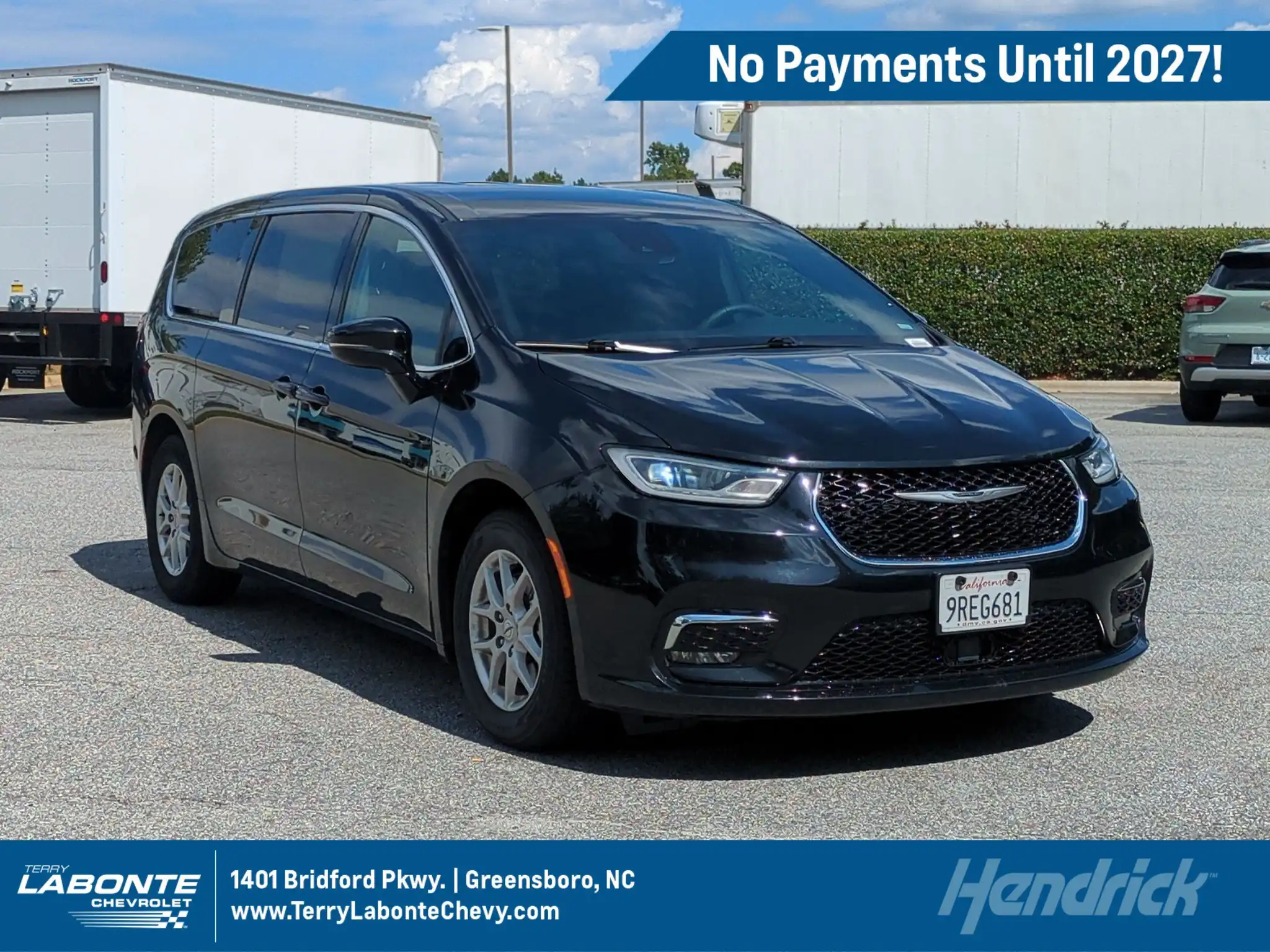 2025 Chrysler Pacifica Select's photo