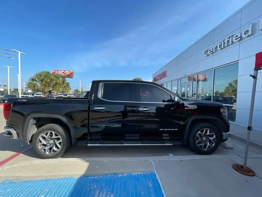 2023 GMC Sierra 4WD Crew Cab Short Box SLT's photo