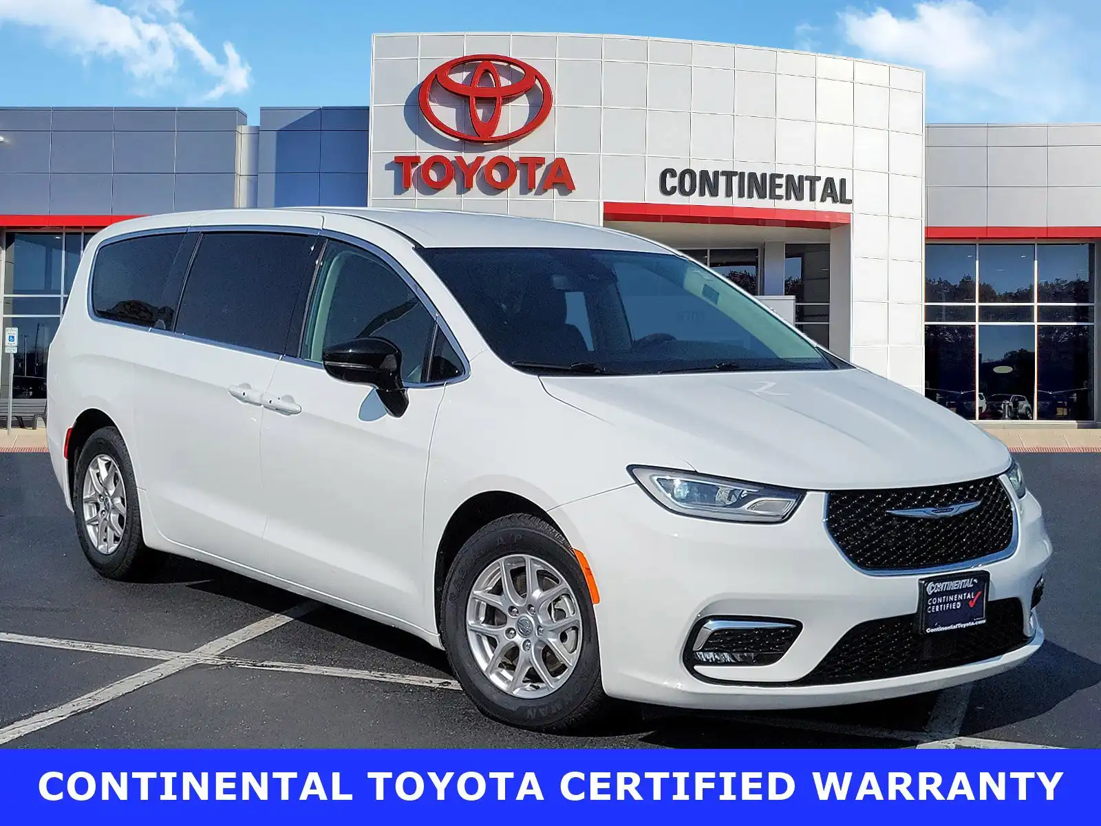 2024 Chrysler Pacifica Touring L's photo