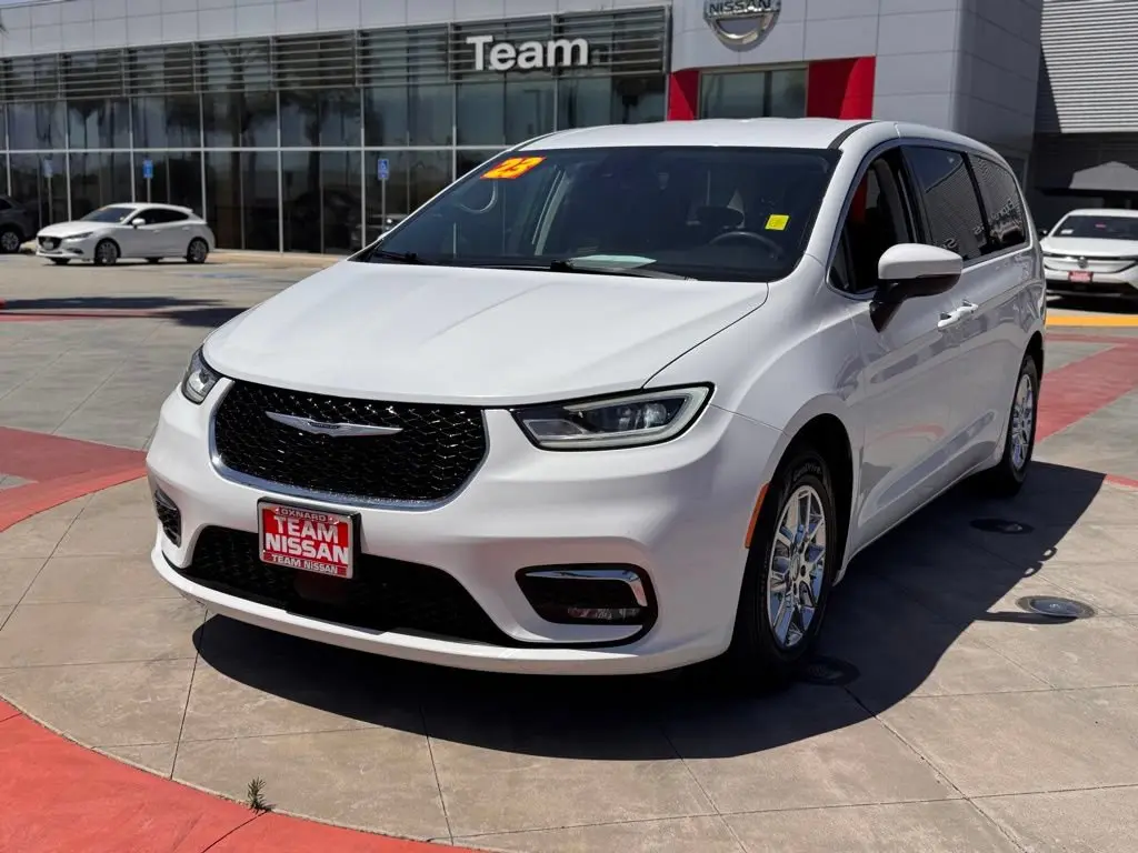 2023 Chrysler Pacifica Touring L photo 4