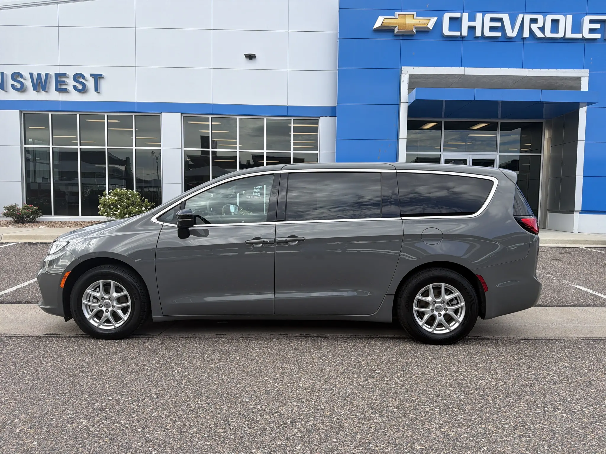 2025 Chrysler Pacifica Select photo 3