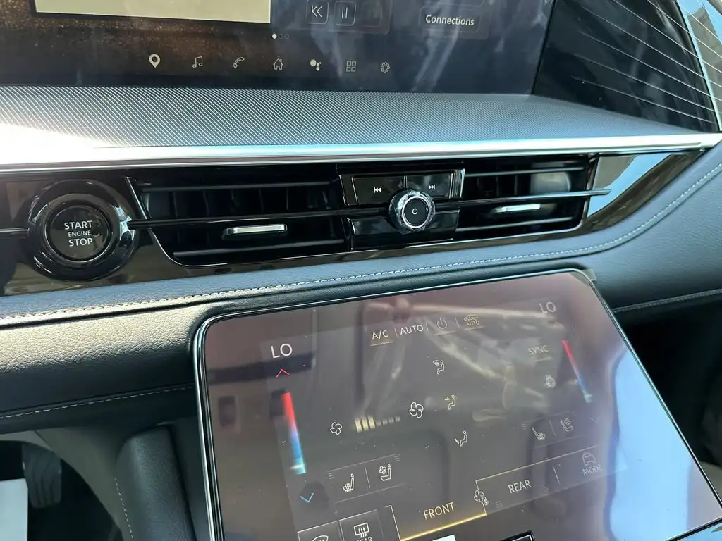 2027 INFINITI QX80 Luxe's photo