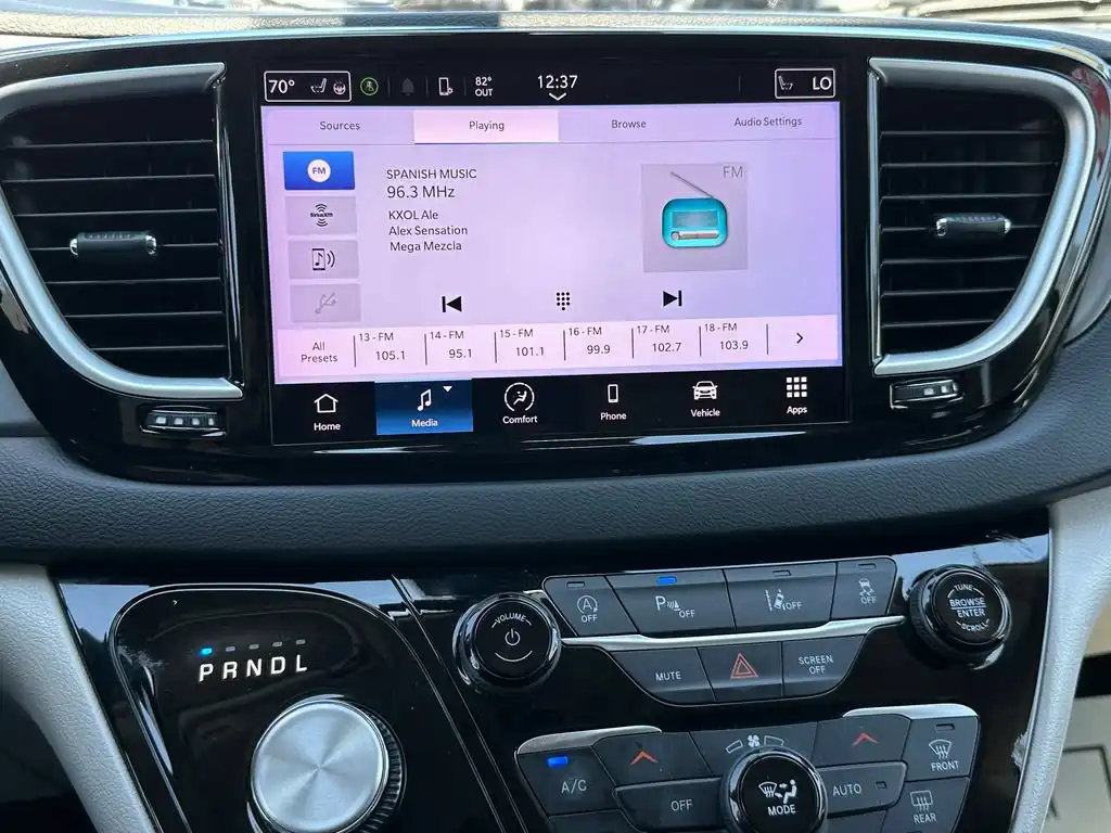2023 Chrysler Pacifica Touring L's photo
