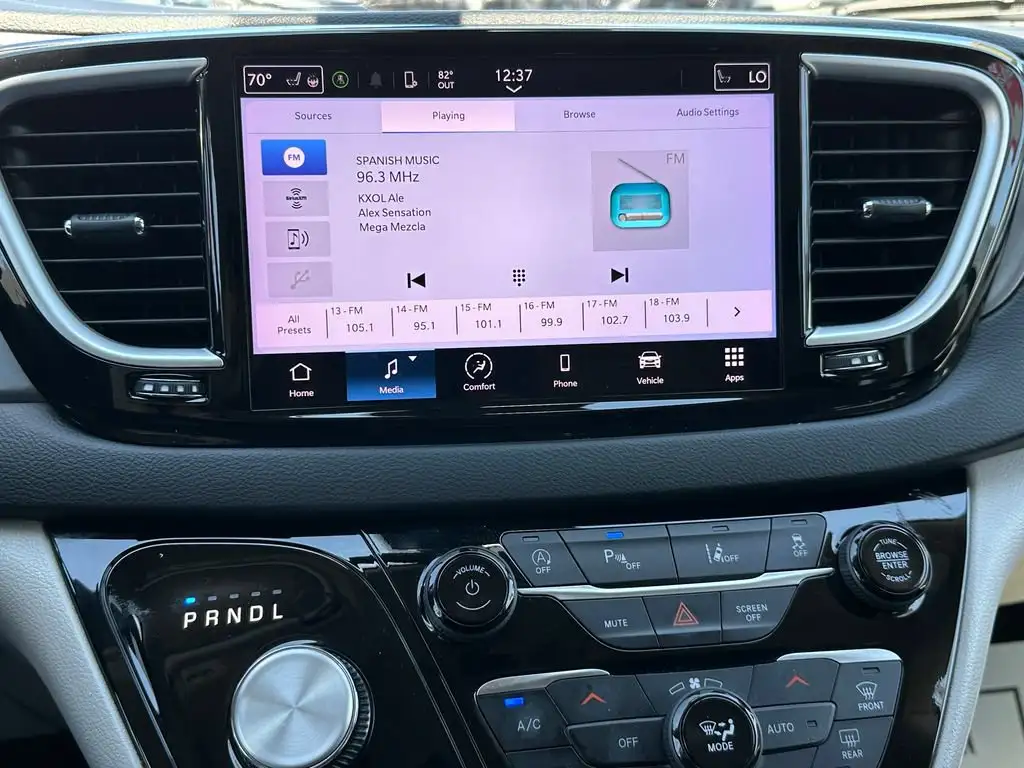 2023 Chrysler Pacifica Touring L's photo
