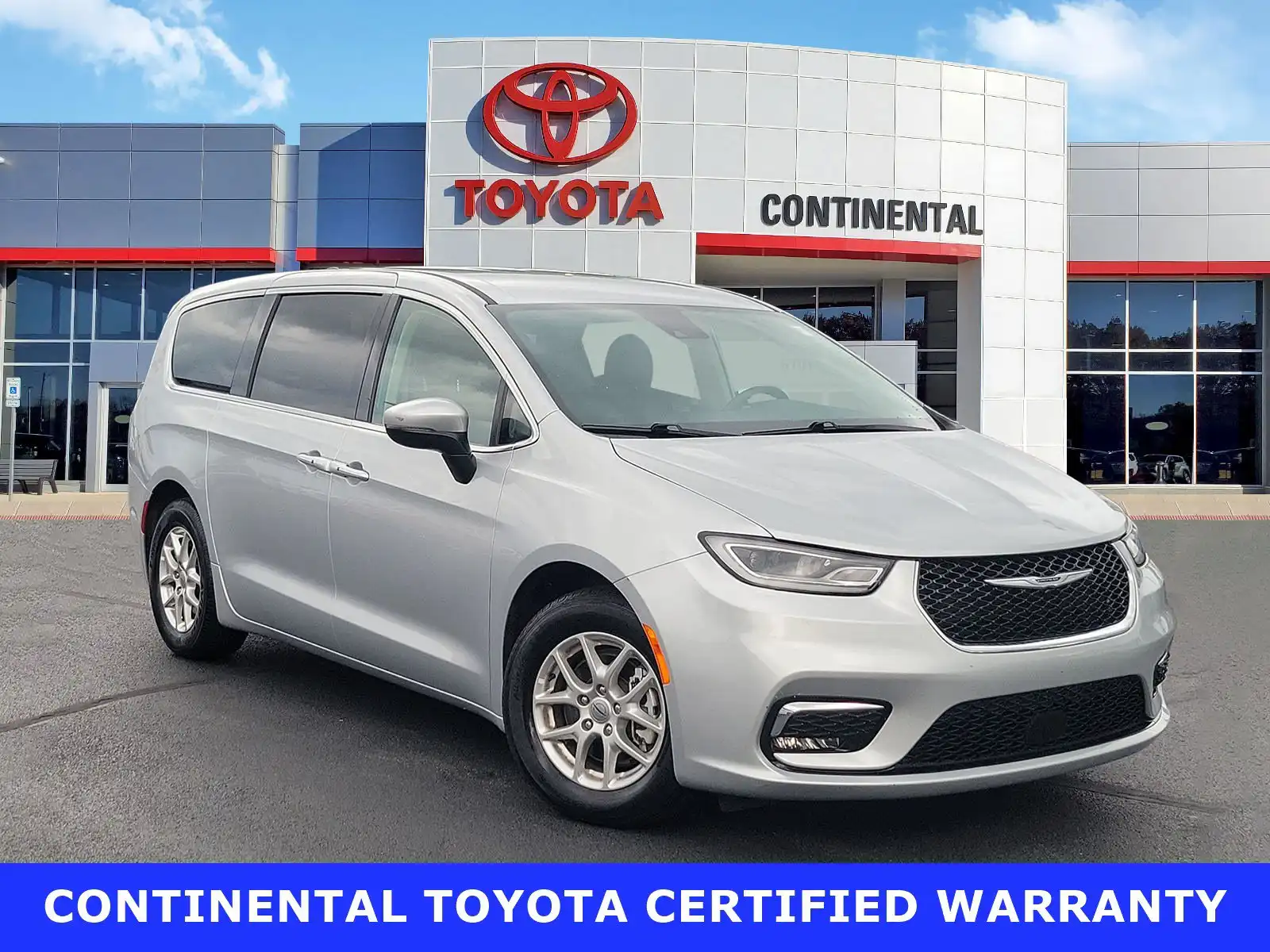 2023 Chrysler Pacifica Touring L's photo