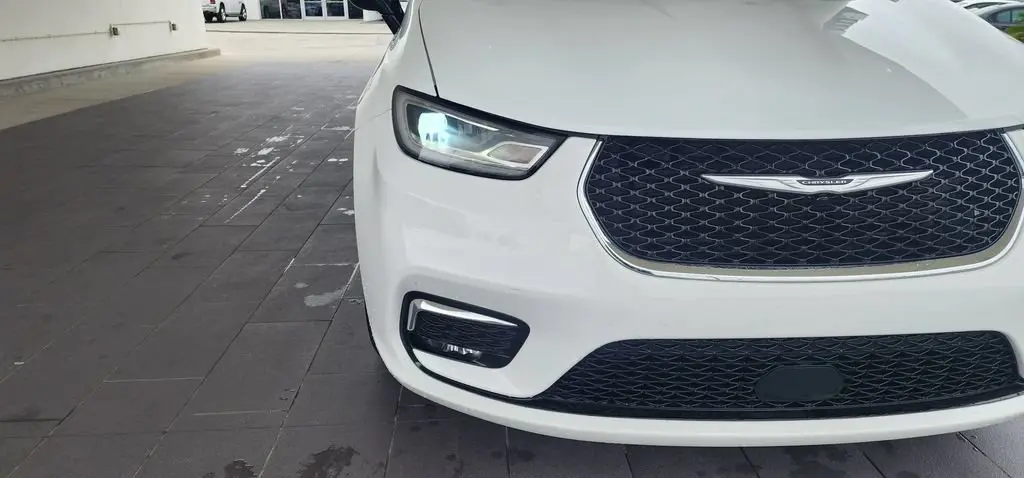 2023 Chrysler Pacifica Limited photo 3
