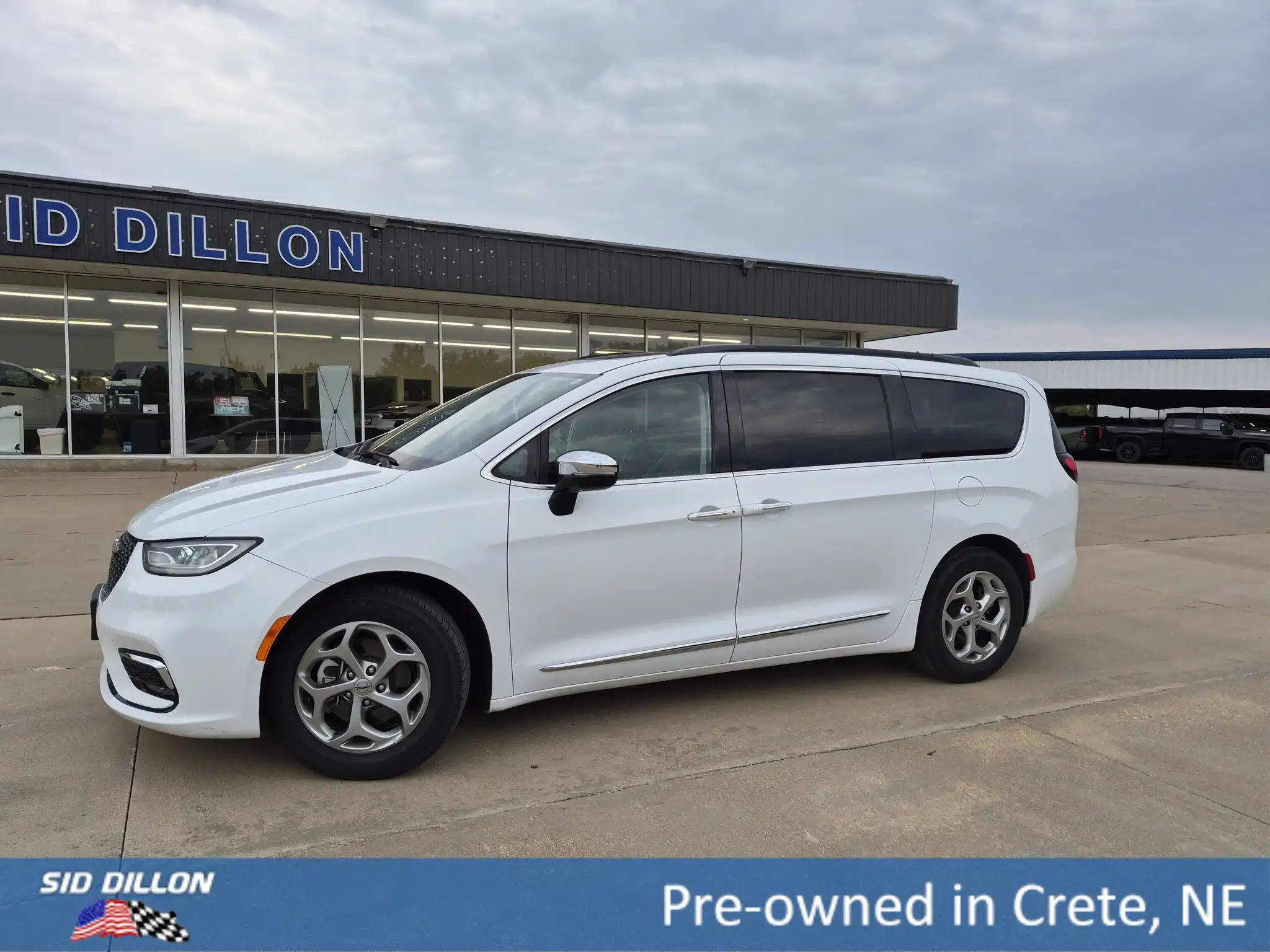 2023 Chrysler Pacifica Limited's photo