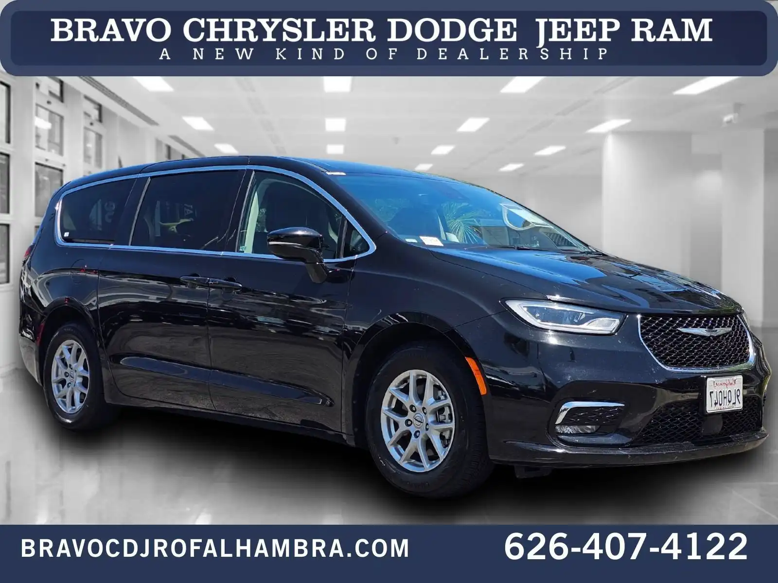 2024 Chrysler Pacifica Touring L's photo