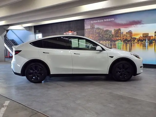 2024 Tesla Model Y Long Range RWD photo 3