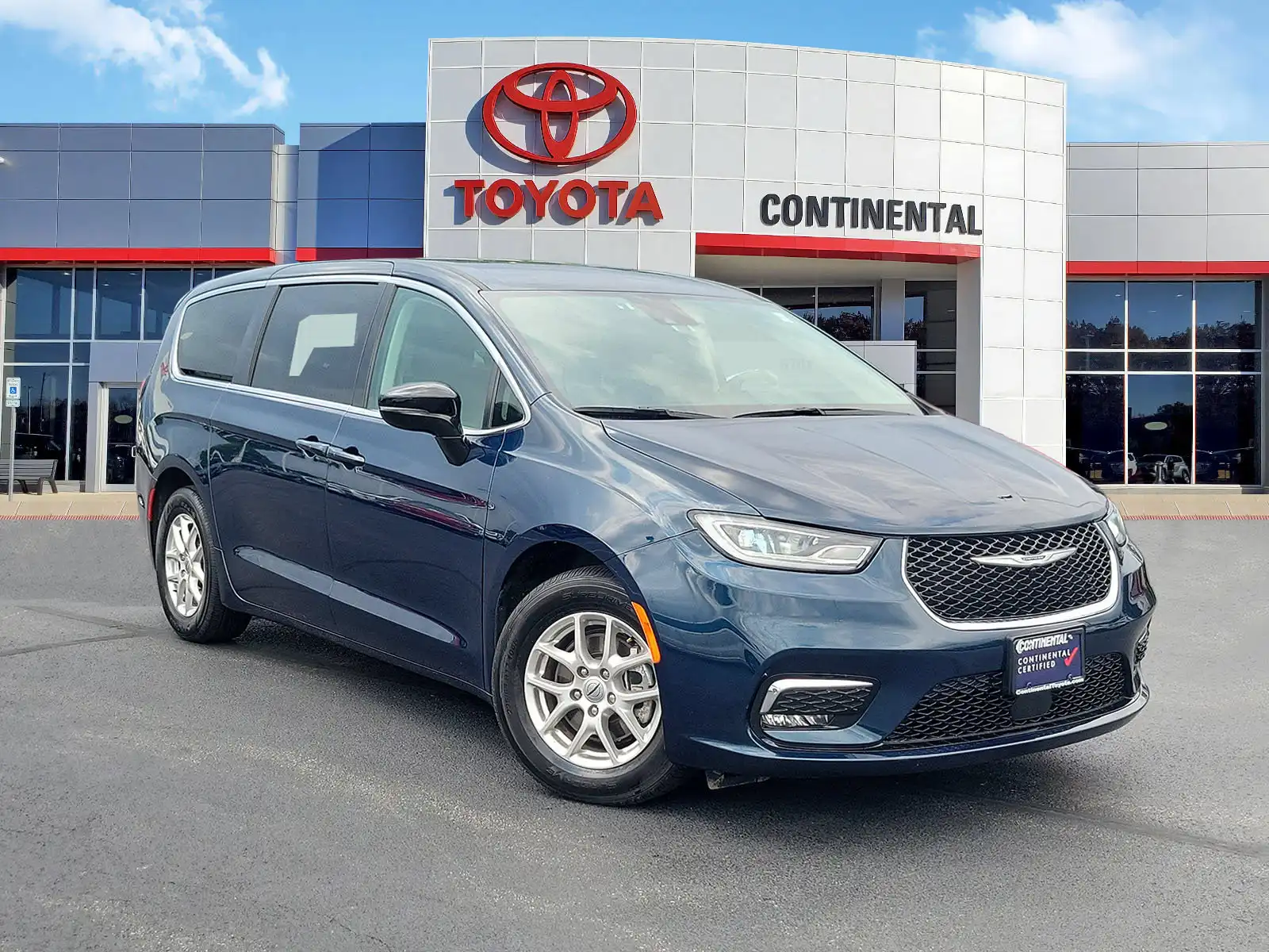 2024 Chrysler Pacifica Touring L's photo