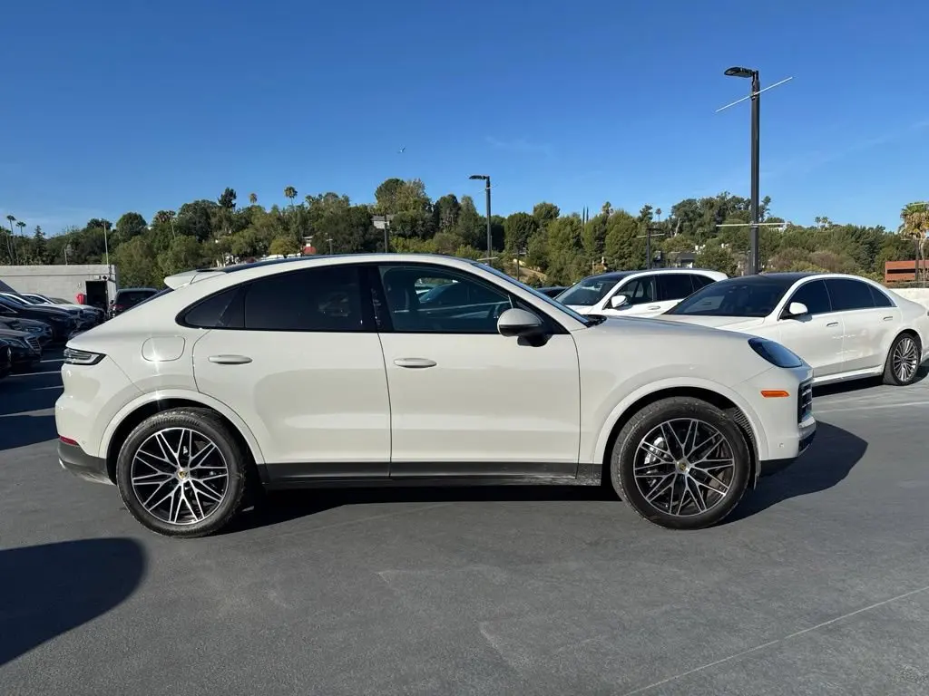 2024 Porsche Cayenne Base photo 4