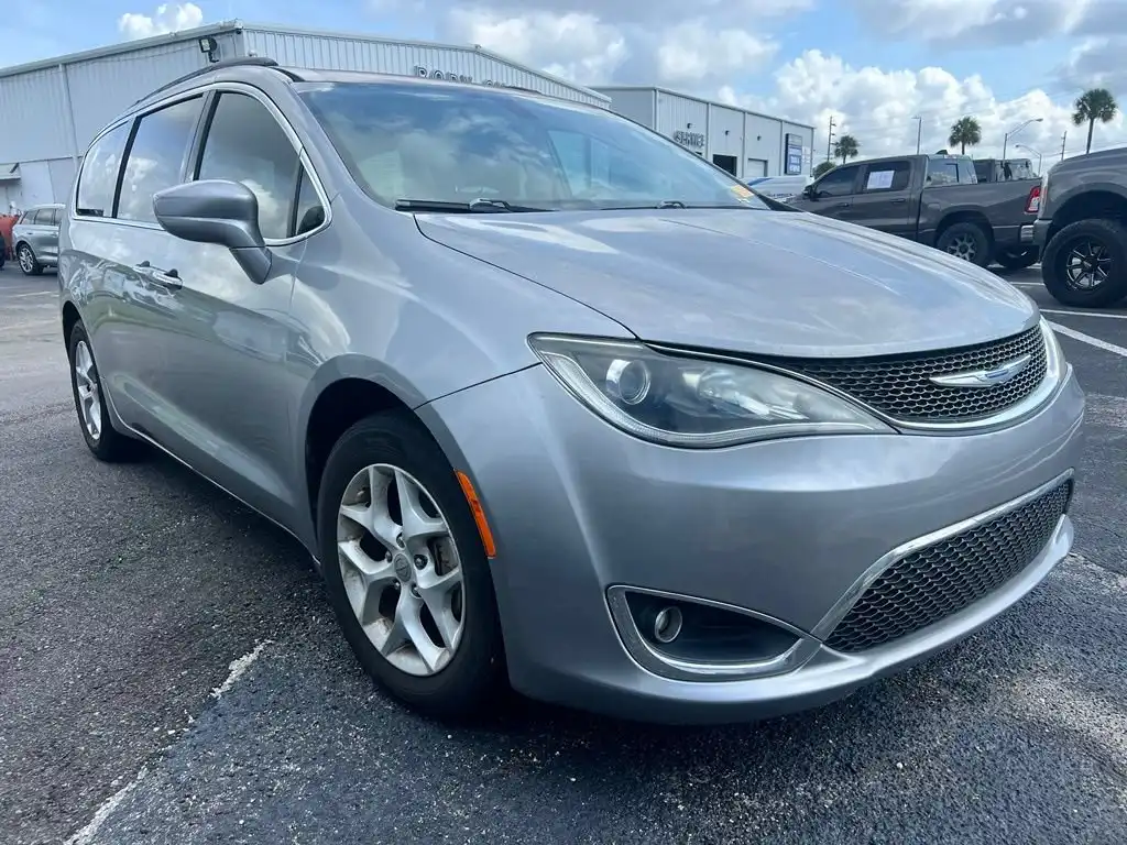 2018 Chrysler Pacifica Touring Plus's photo