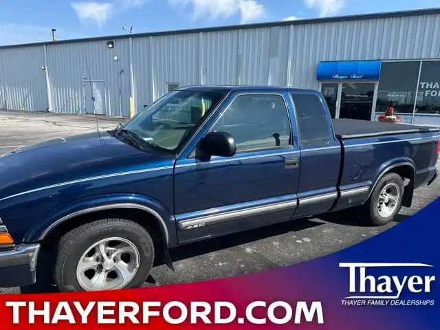 2002 Chevrolet S10 LS 2WD Extended Cab 3rd Door's photo