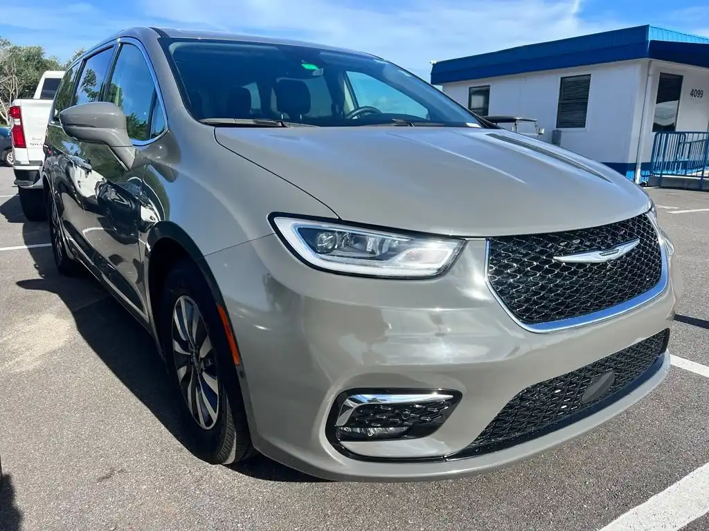 2022 Chrysler Pacifica Hybrid Touring L Hybrid's photo