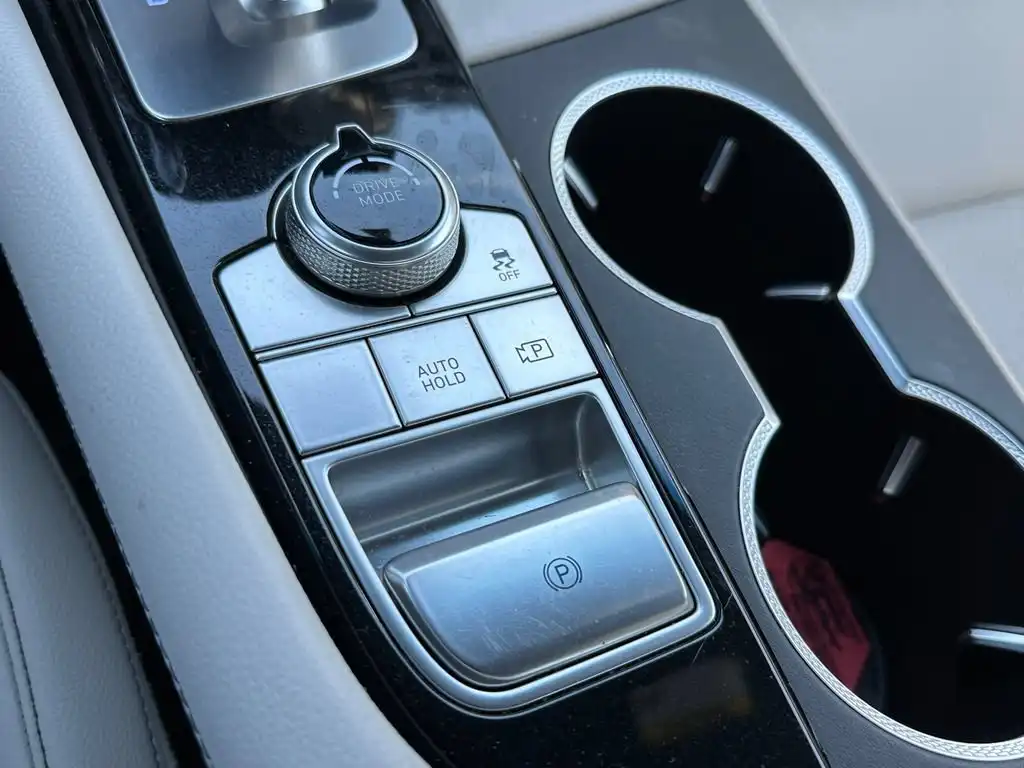 2025 Genesis G70 2.5T Standard's photo