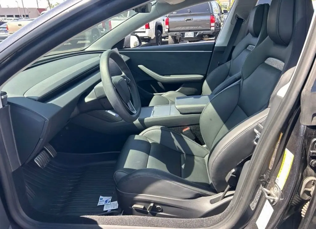 2024 Tesla Model 3 Performance photo 4