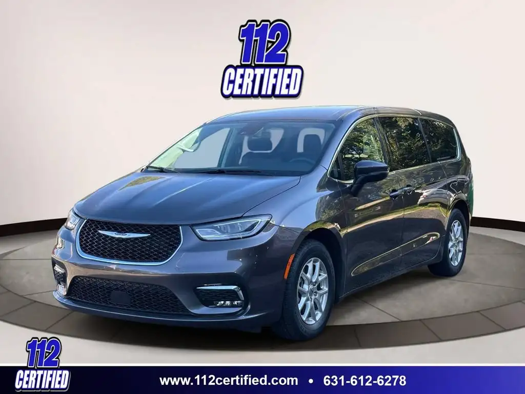 2023 Chrysler Pacifica Touring L's photo