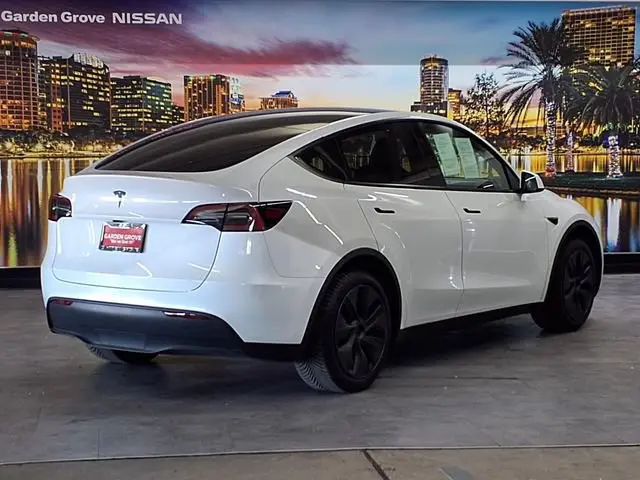 2024 Tesla Model Y Long Range RWD photo 4
