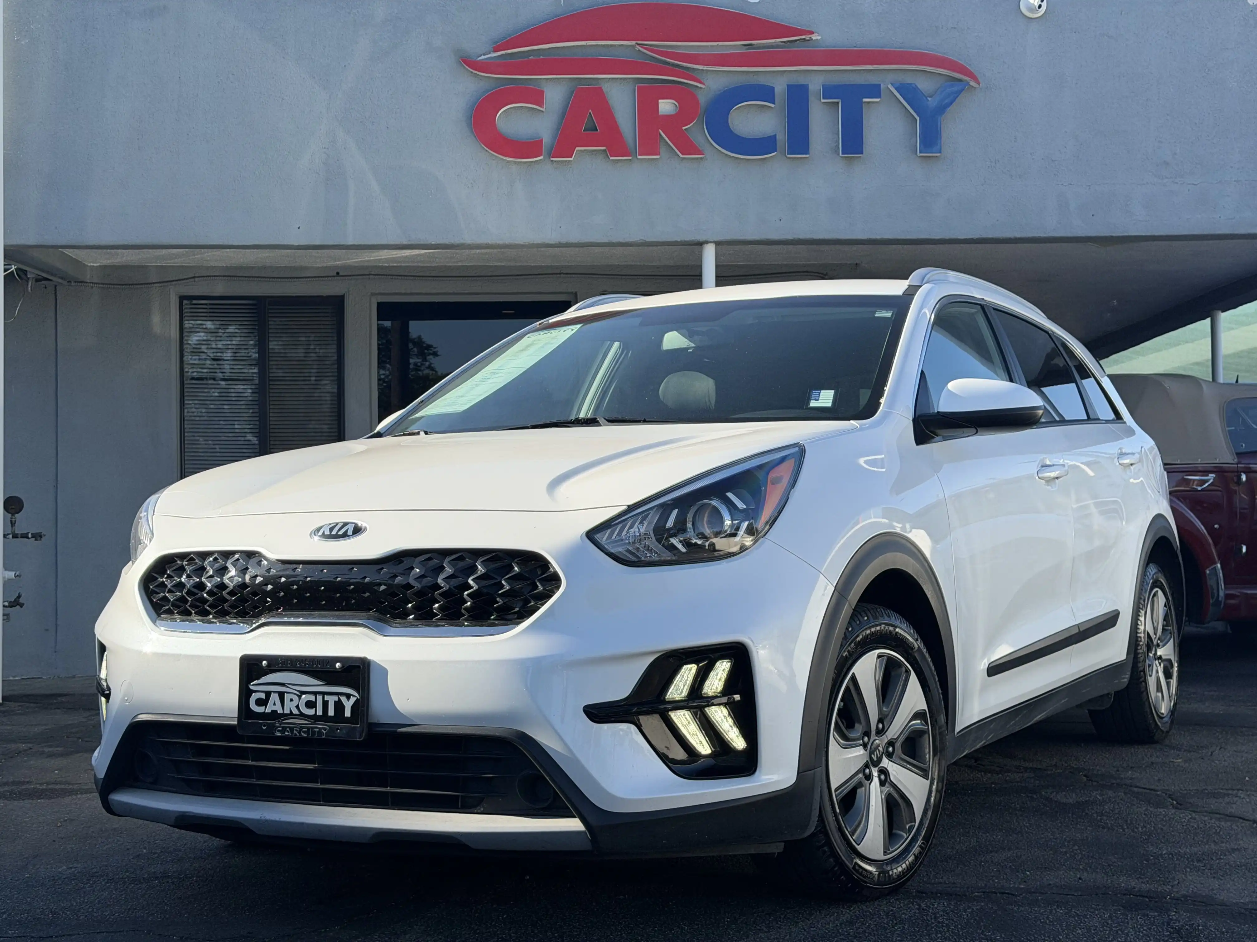 2020 Kia Niro LX's photo