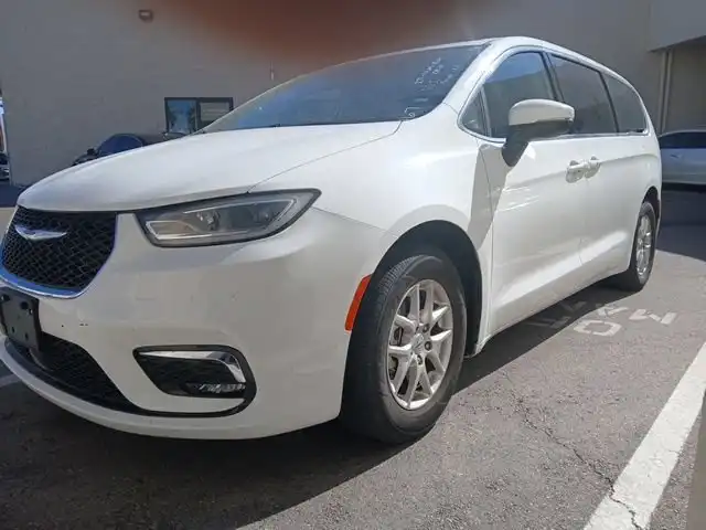 2023 Chrysler Pacifica Touring L's photo