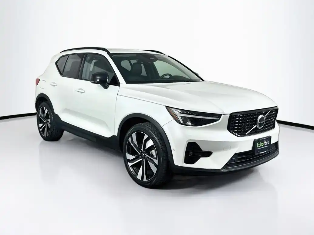 2024 Volvo XC40 B5 Plus Dark AWD's photo