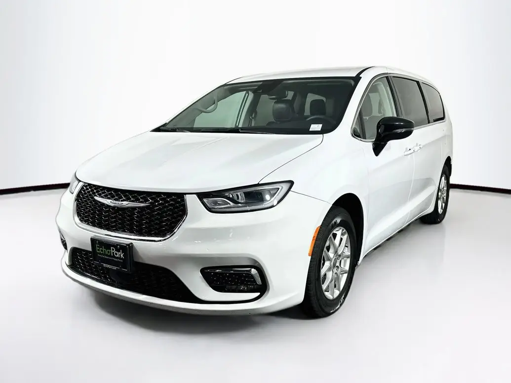 2024 Chrysler Pacifica Touring L photo 3