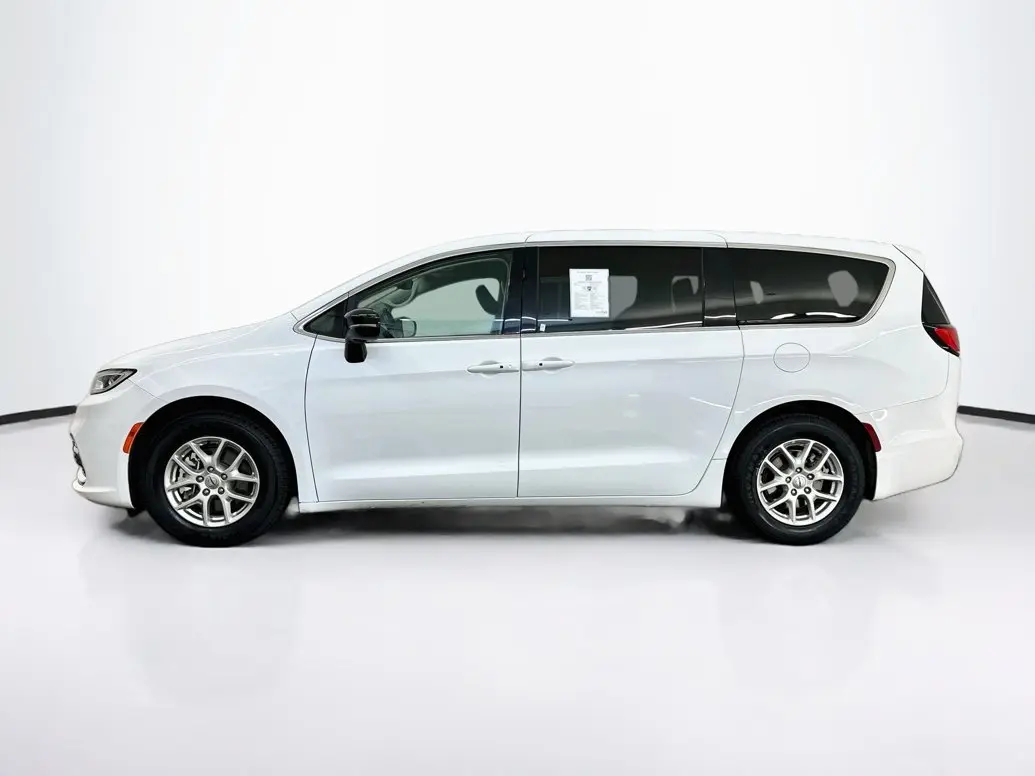 2024 Chrysler Pacifica Touring L photo 4