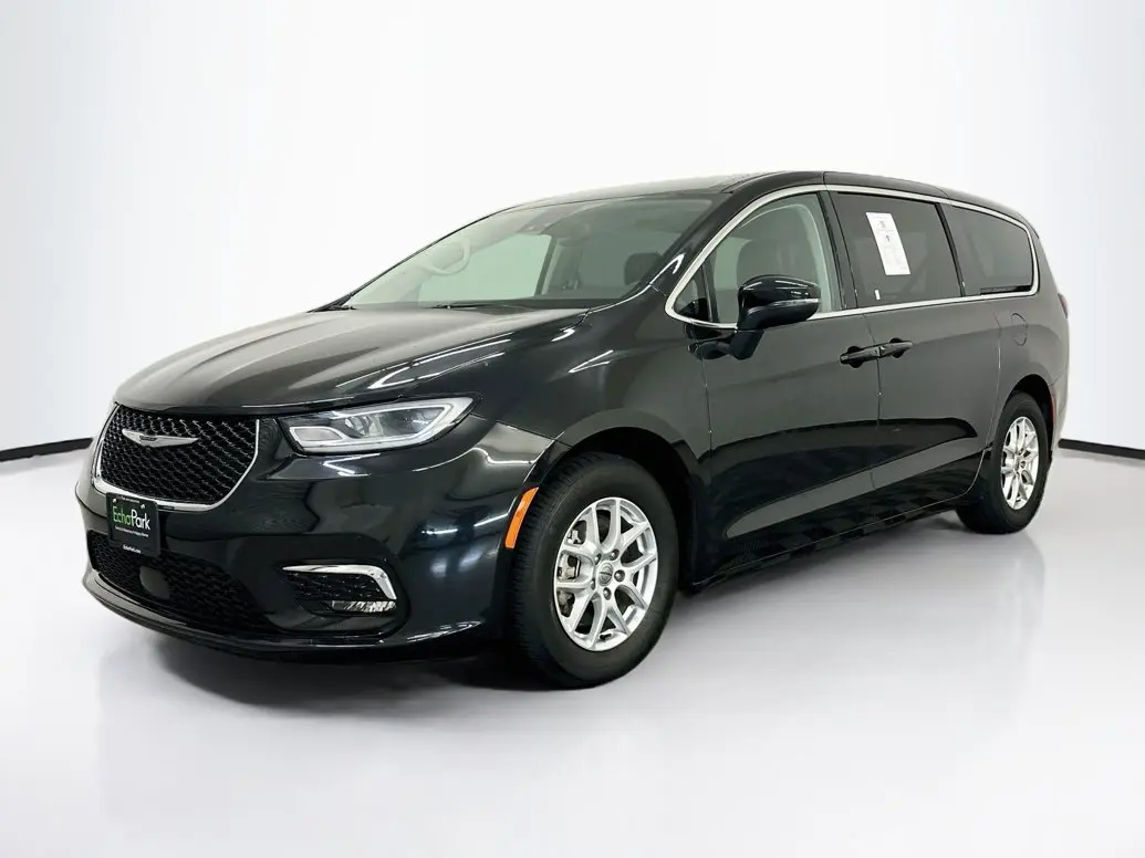 2023 Chrysler Pacifica Touring L photo 3