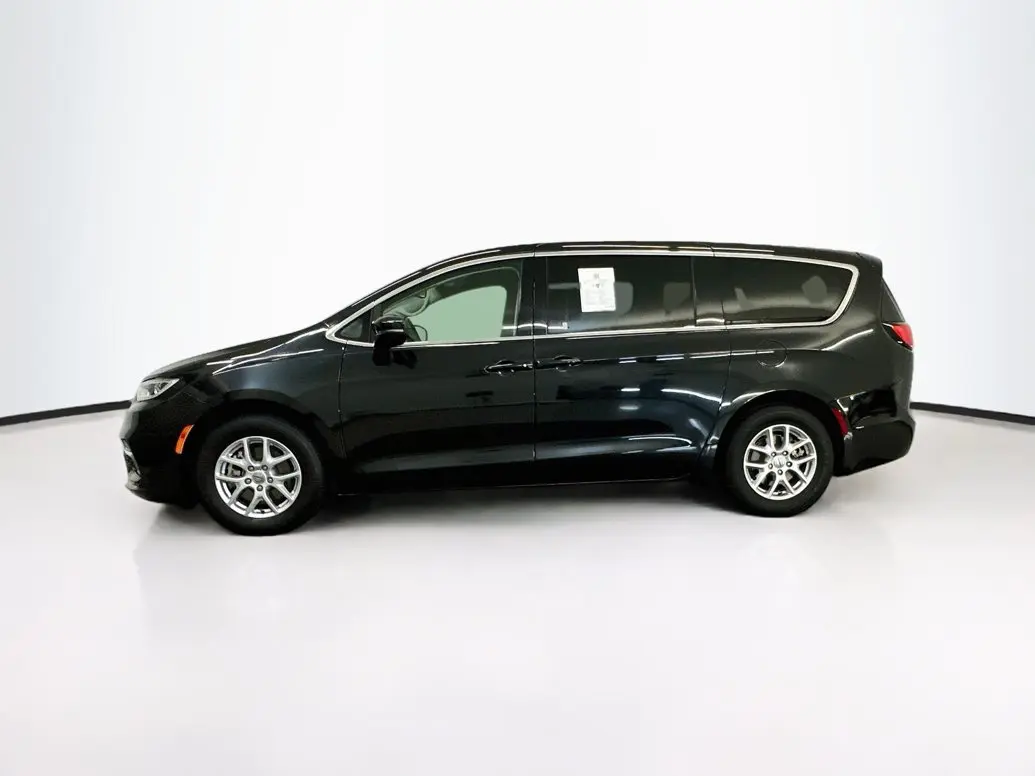 2023 Chrysler Pacifica Touring L photo 4