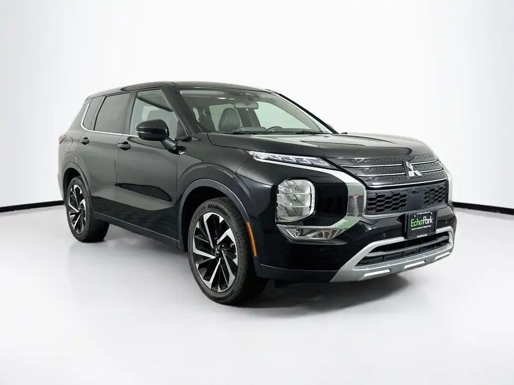 2024 Mitsubishi Outlander SE 2WD's photo