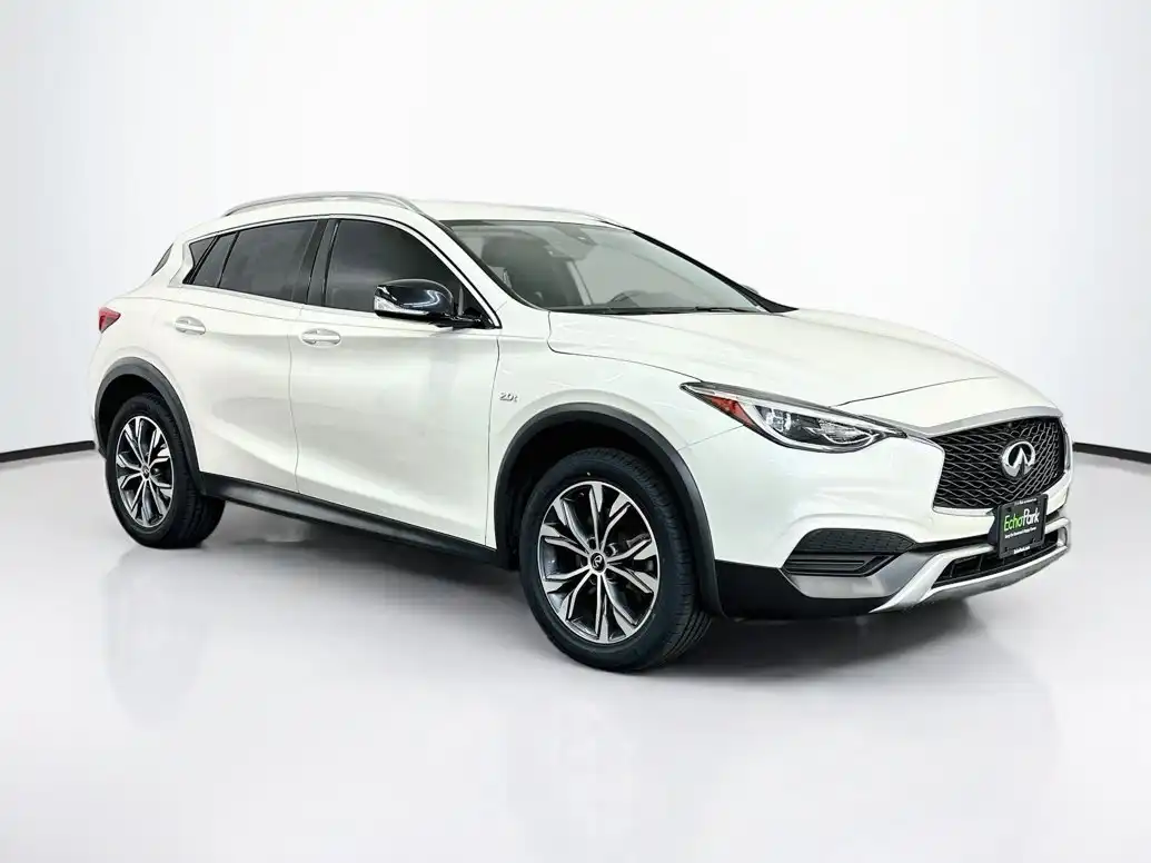 2017 INFINITI QX30 Luxury AWD's photo