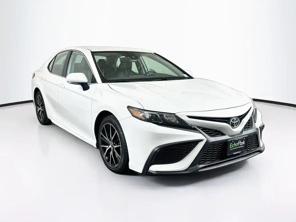 2022 Toyota Camry SE's photo